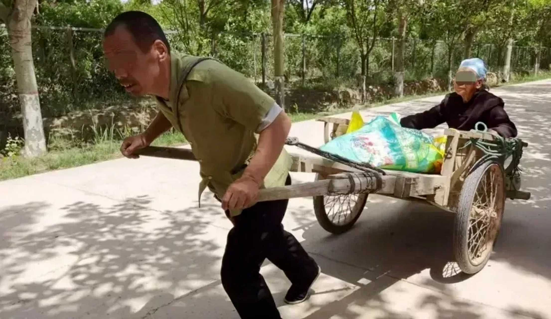 大力拥护"专家建议" 道路上很多地排车,人力三轮车未经国标认证,未经