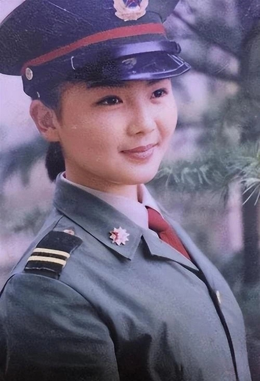 上等兵刘涛,这个戴着上等兵军衔,穿着87式夏装,打着领带的女兵就是