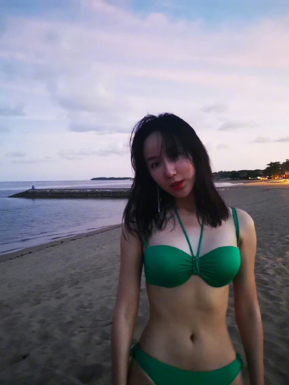 娄艺潇晒海外沙滩泳装照!