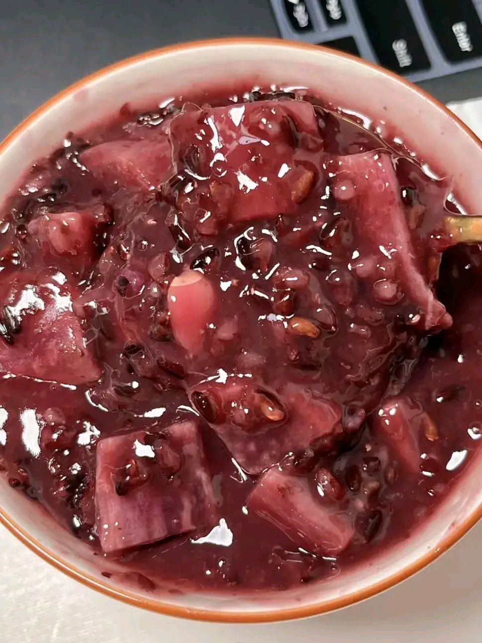 粥里的紫薯又甜又软,配上清淡的米粥,真是美味可口
