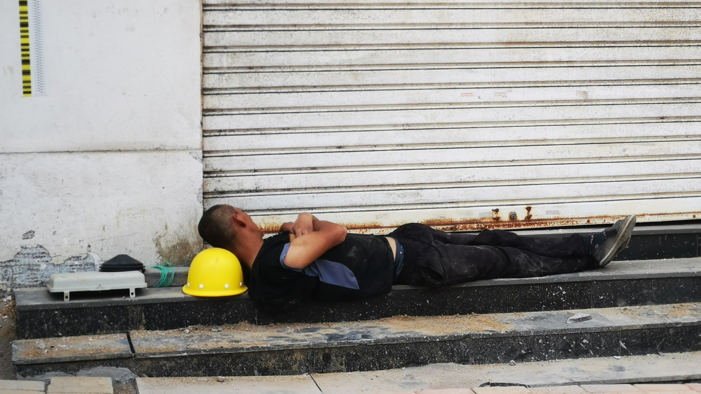 为了城市建设,疲惫不堪,路边酣睡的建设工人,我们习以为常的平整道路