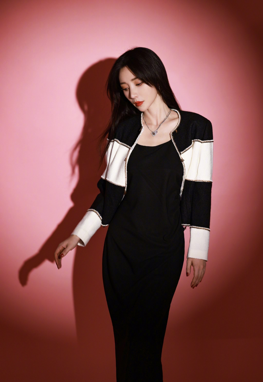 柳岩身材好绝# 柳岩黑白拼接外套77黑色吊带连衣裙,身材真的好棒