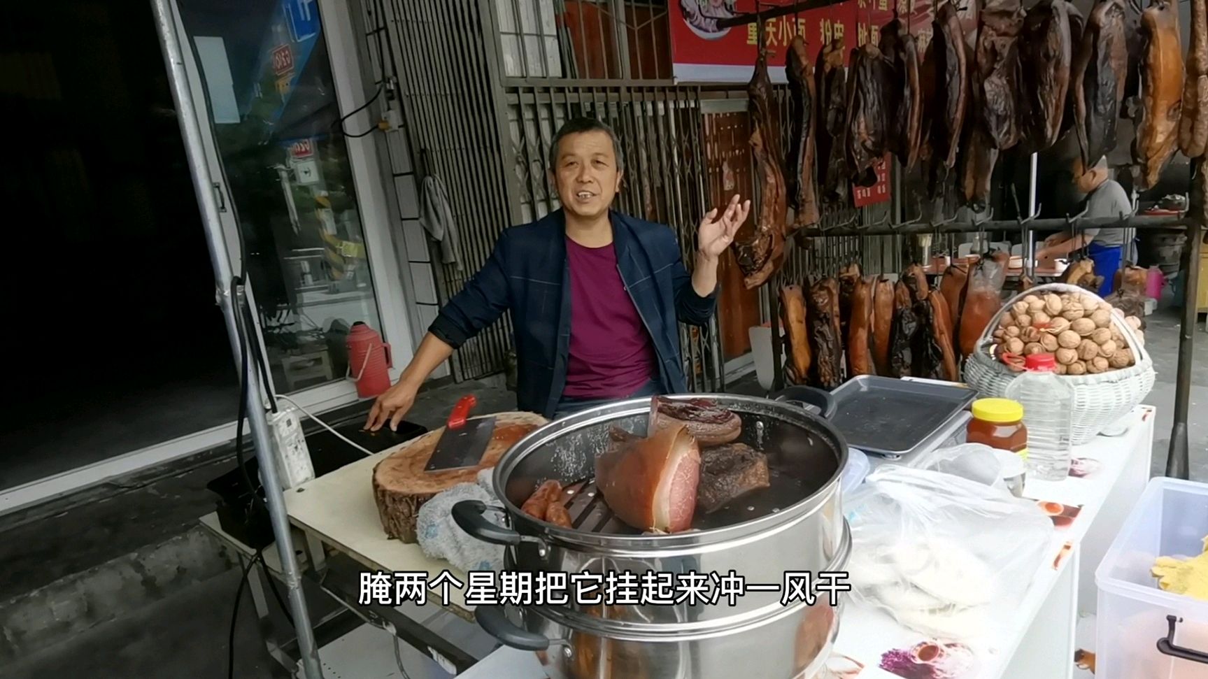 陕西广货街,为啥老板今年只腌制了5000斤腊肉,他说出心酸原因