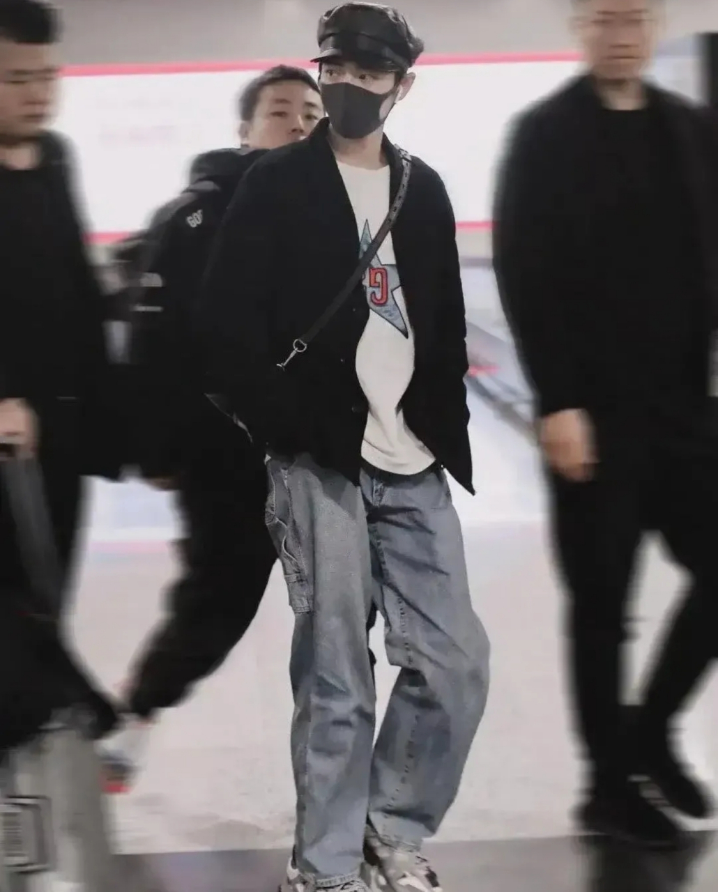 终于知道为什么说邓为和肖战很像了,他俩都超会穿搭的呀!