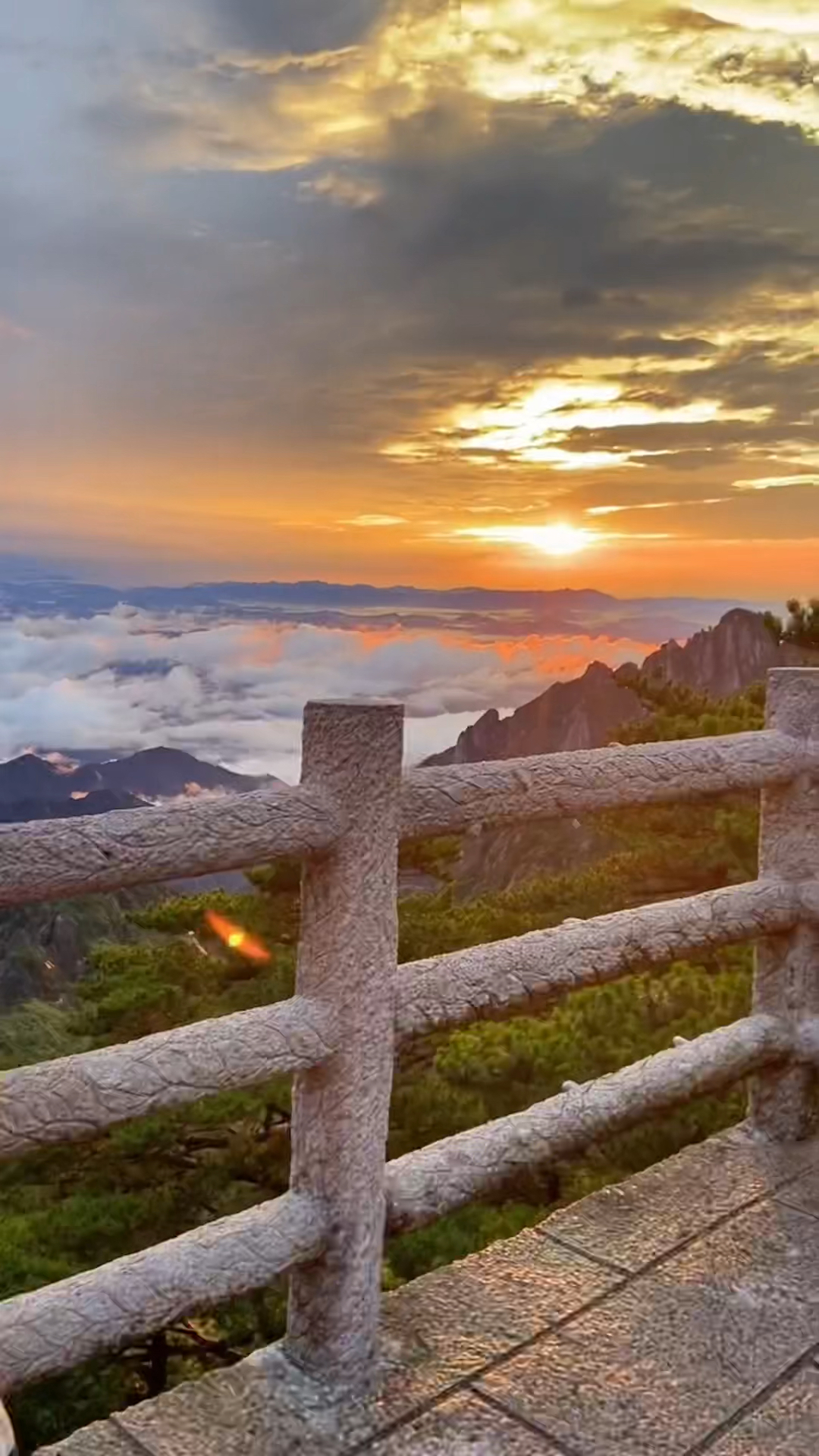 黄山风景区云海翻腾美如画