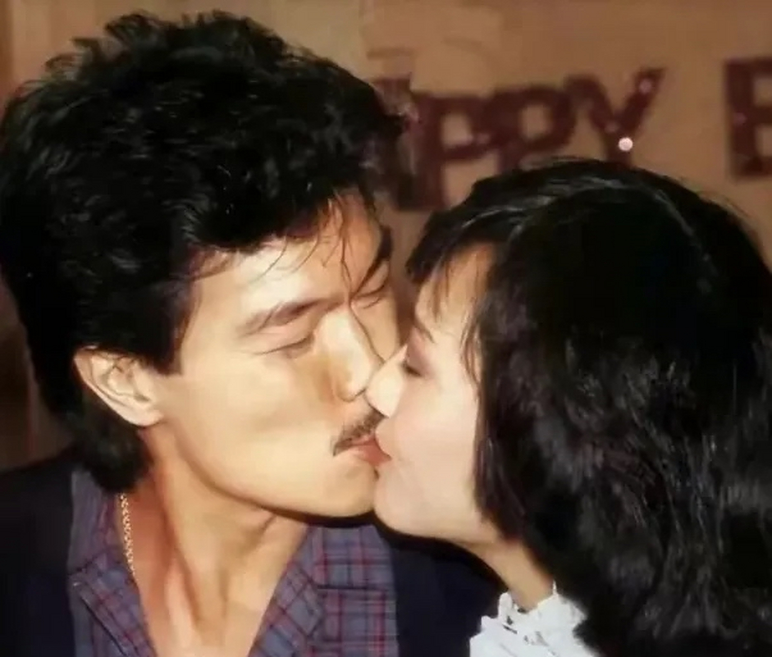 1975年,21岁的赵雅芝嫁给了31岁的医生黄汉伟,婚后3年爆出绯闻,赵雅芝