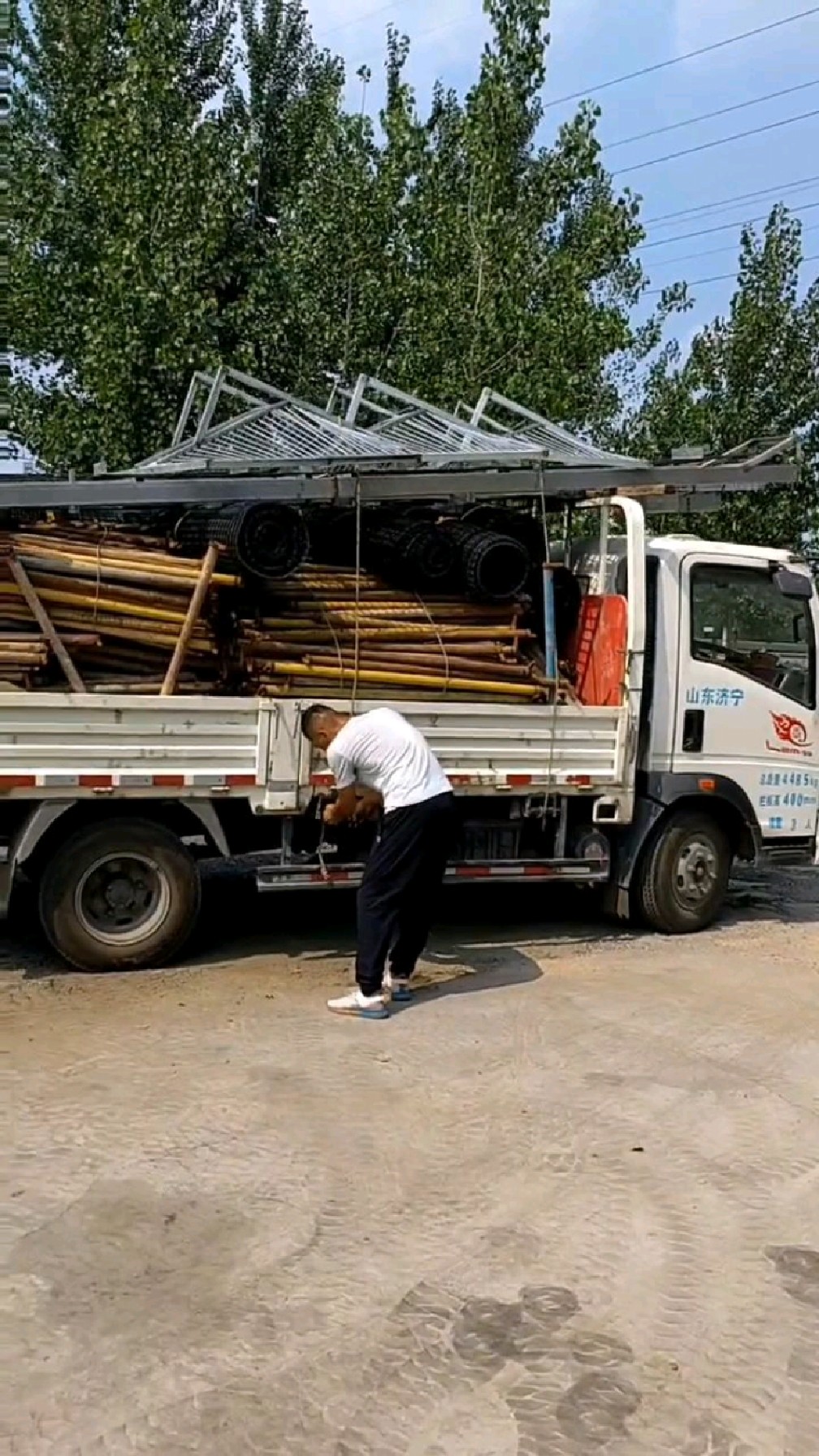 玉米晾晒架,储存空间广,操作起来也很方便.