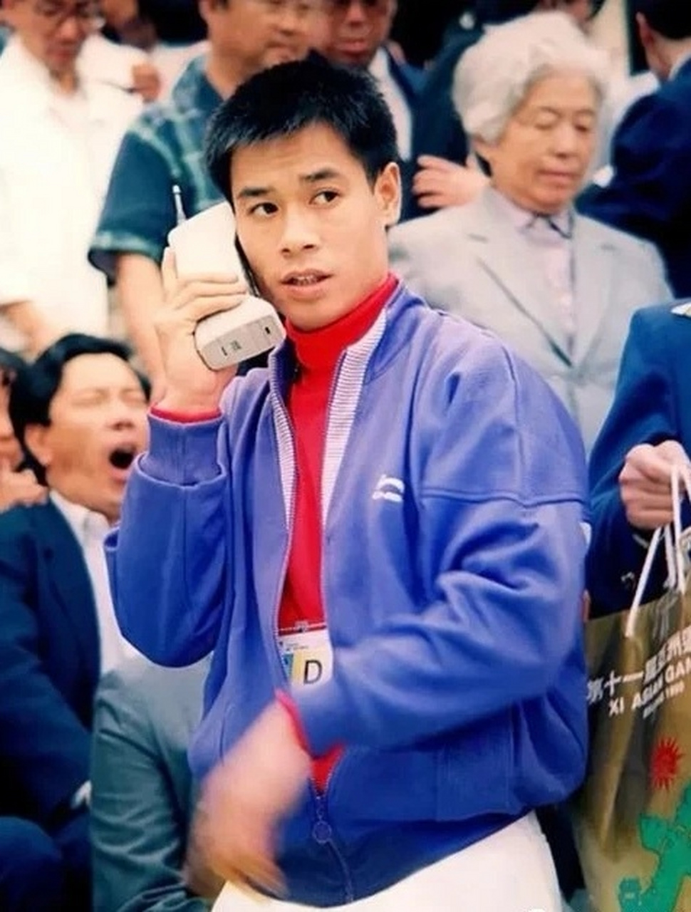 他就是我国著名体操运动员李宁,这是1990年,在我们的首都北京举办的第
