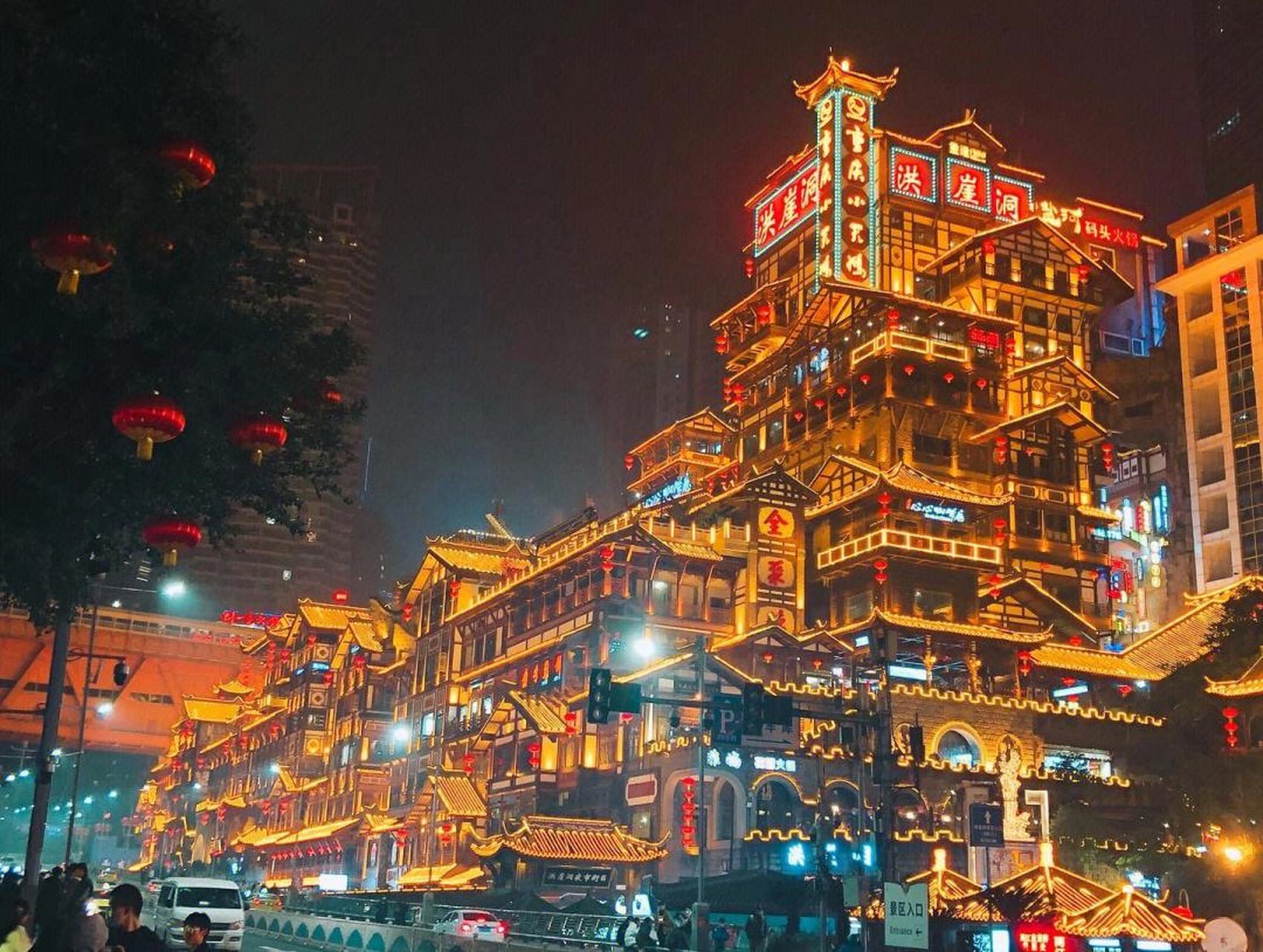 重庆是一个充满魅力的城市,有很多美丽的景点和特色,以下是重庆的一些