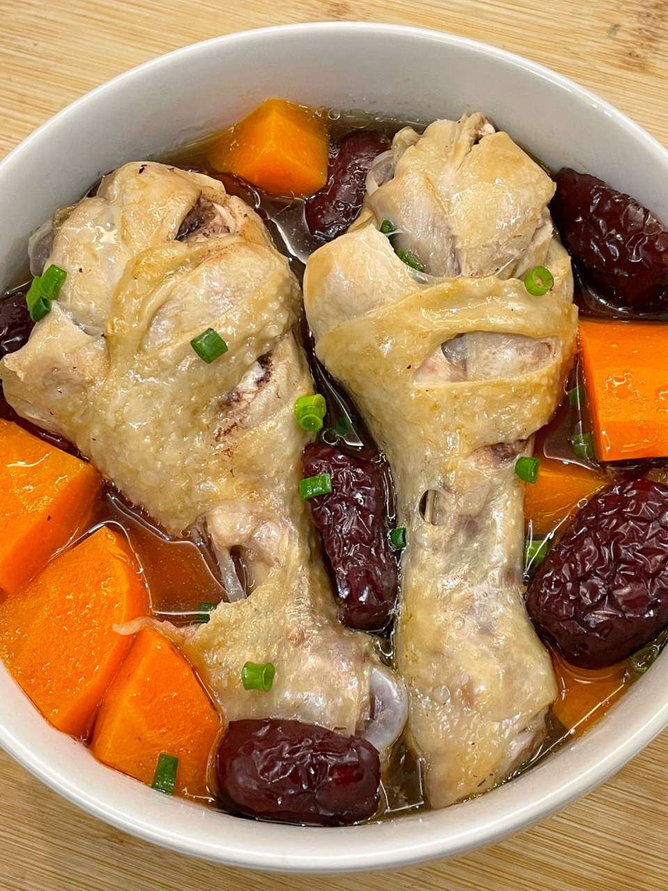 9799食材: 鸡腿,胡萝卜,红枣 9799步骤: 教程步骤如图所示!