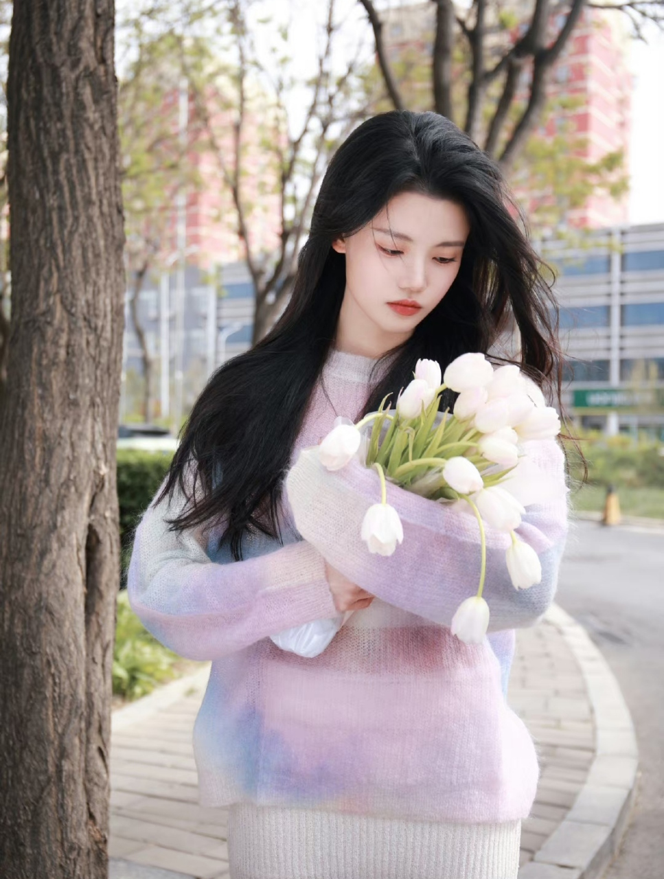 孙珍妮出演《长月烬明》火了,她晒出春日大片唯美感十足,清新又自然.
