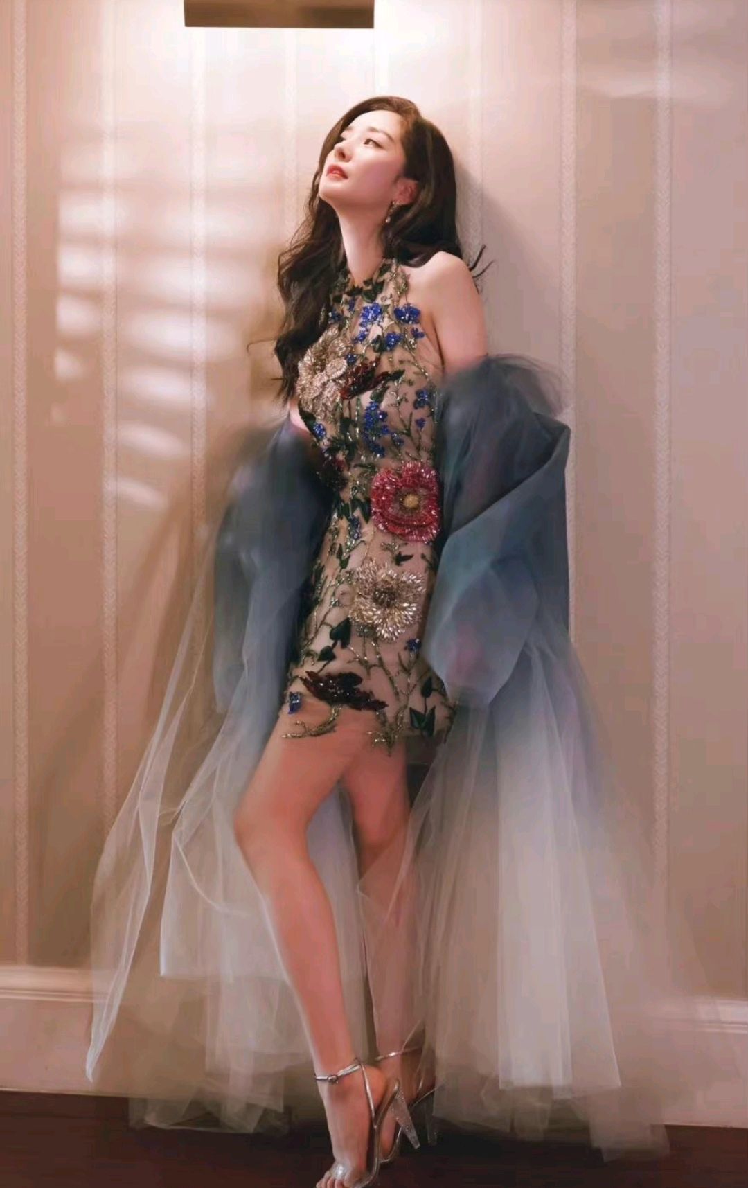 杨幂旗袍美照惹人喜爱,网友:这是什么神仙颜值