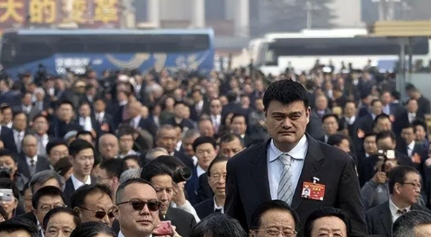 叶莉和姚明睡觉,床中间必须留出一条缝隙,因为这关系到人身安全