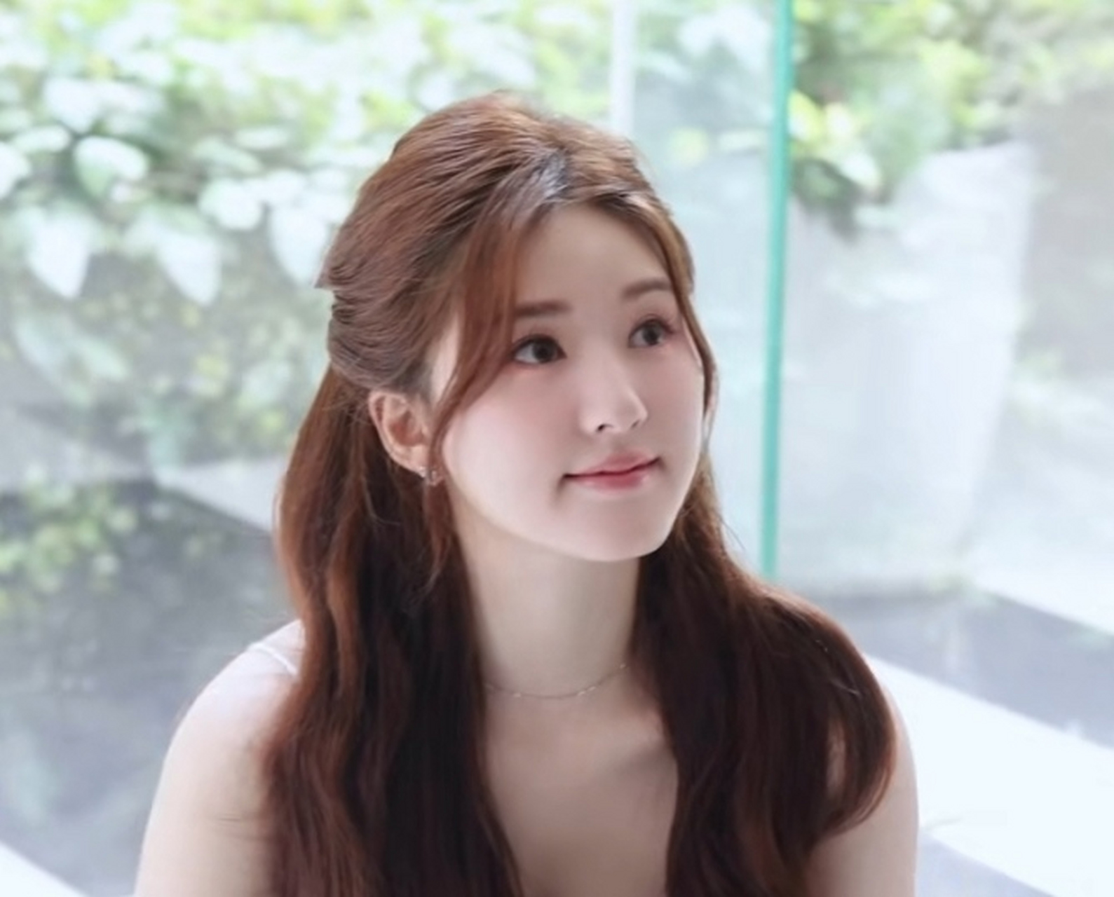 赵露思的活动花絮照,现实版可爱的洋娃娃,有点微胖但上镜感觉很甜美