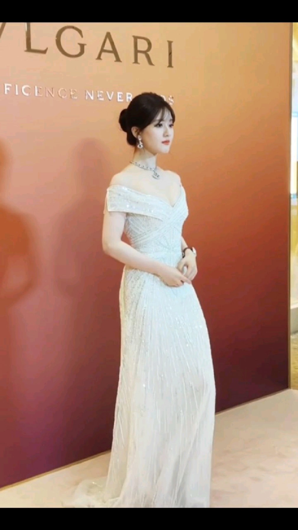 赵露思亮相宝格丽上海活动,露肩礼服