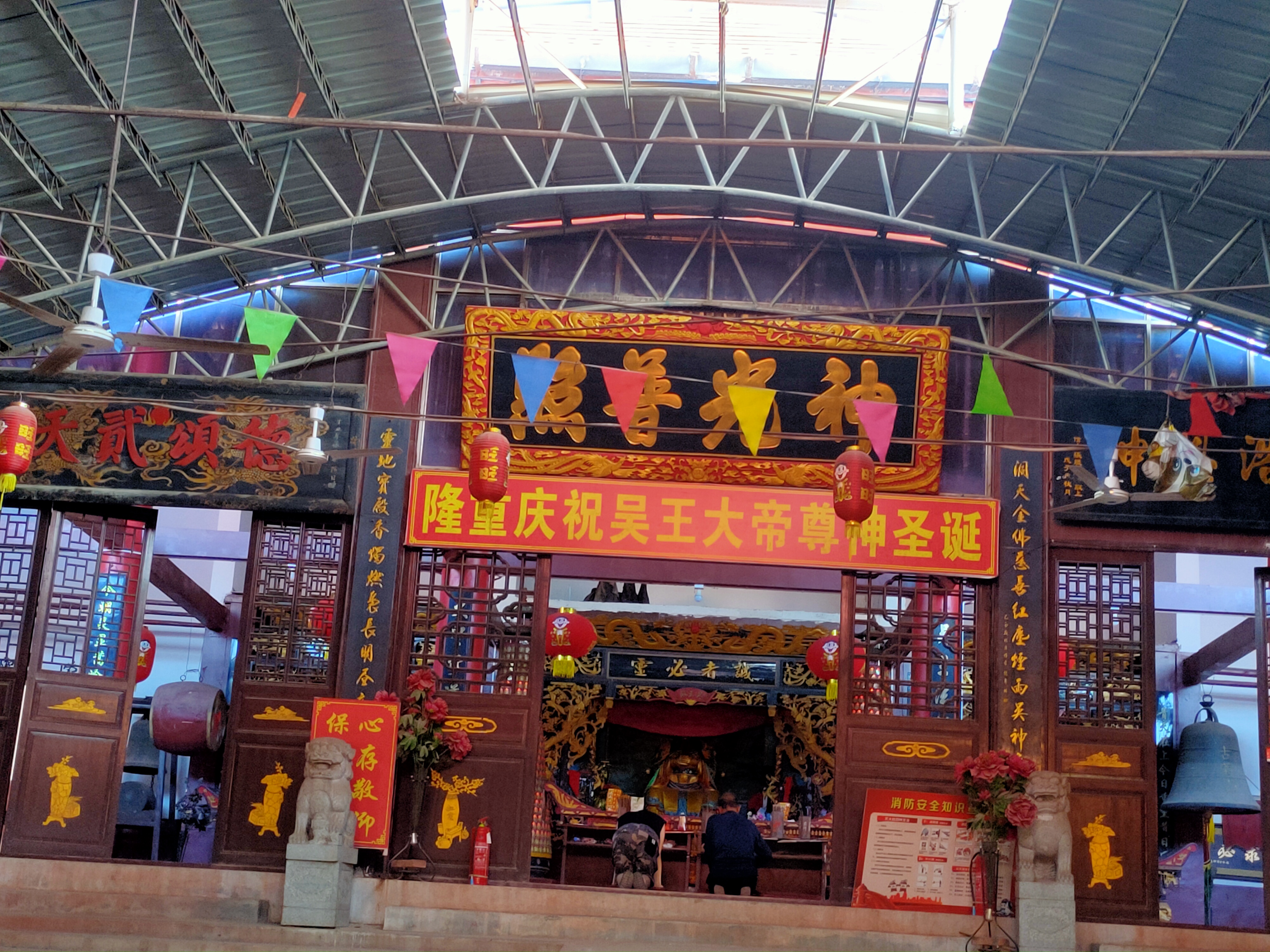 《七绝·浏阳吴王庙》蒿山岭上有圣堂,九域衣冠谒吴王