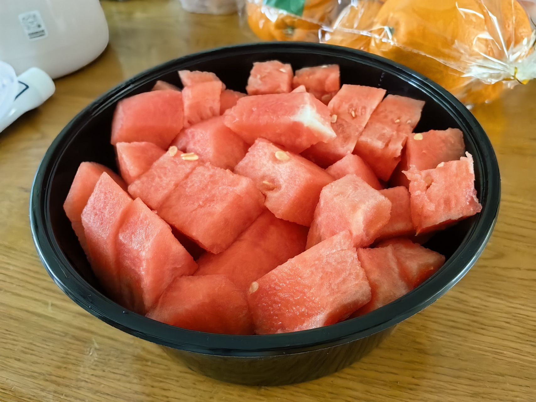 在外面吃完早餐,到水果店里买了一盒西瓜和一盒荔枝.