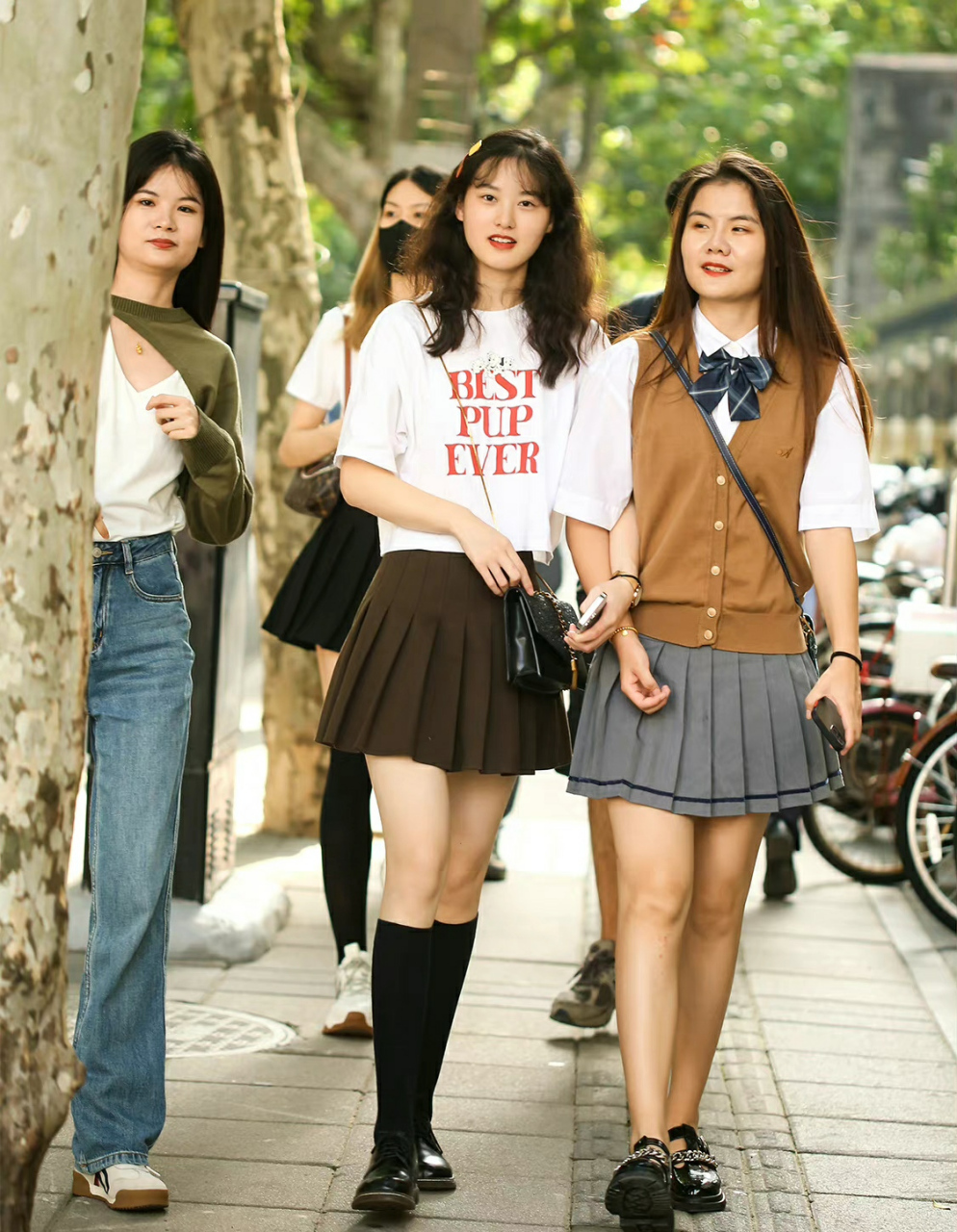 上海街拍——百褶超短裙  百褶超短裙又叫学院风短裙,或者jk制服裙,有