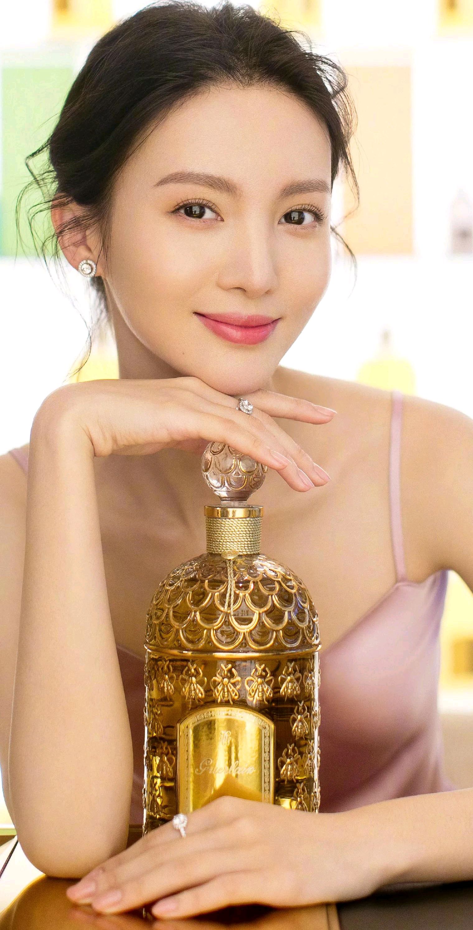 金晨太美太惊艳了,气质不凡,美貌与智慧兼备