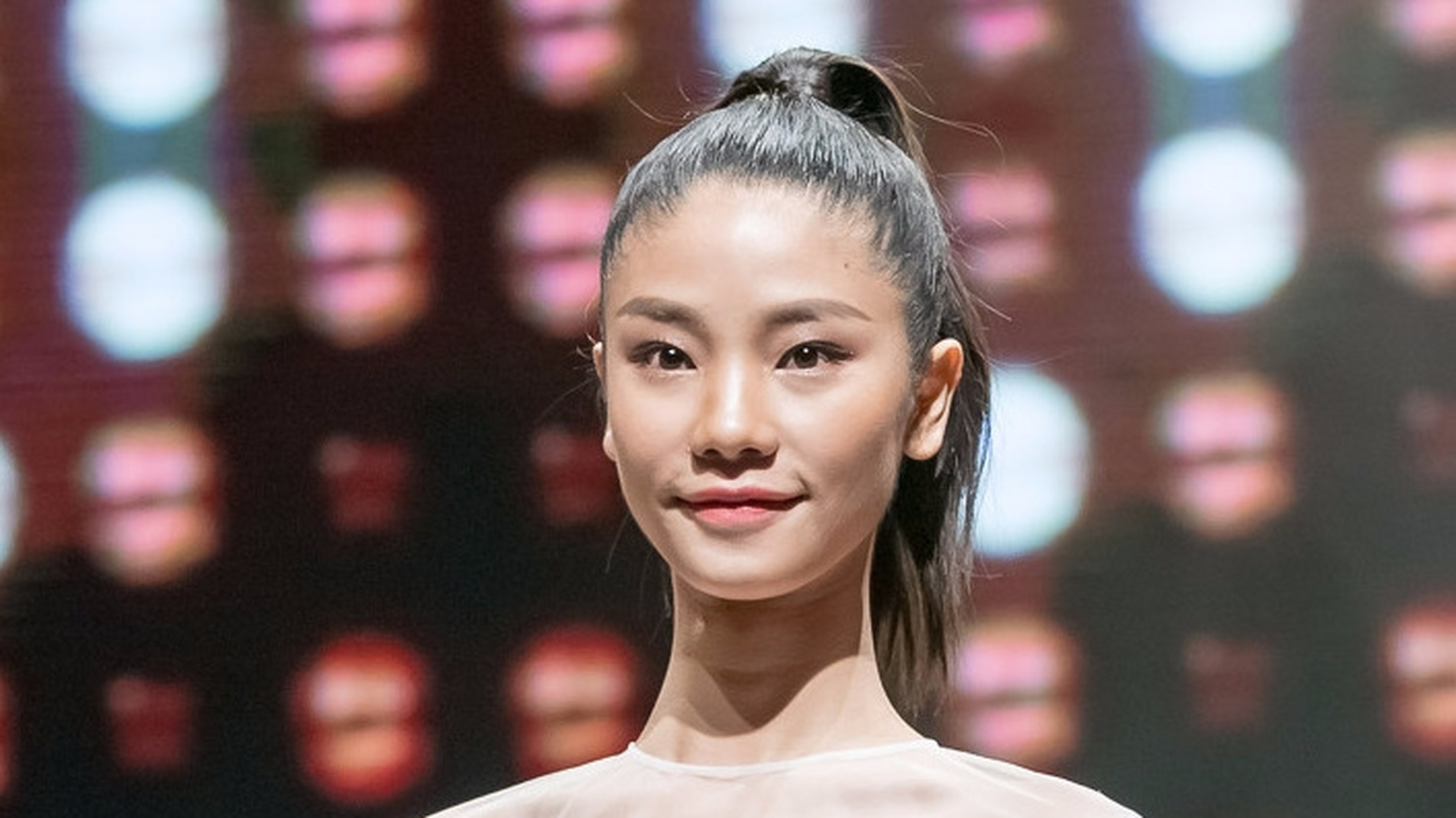 模特冠军王艺疑似在社交媒体上宣布与男友单敬尧分手,暗示曾被其欺骗.