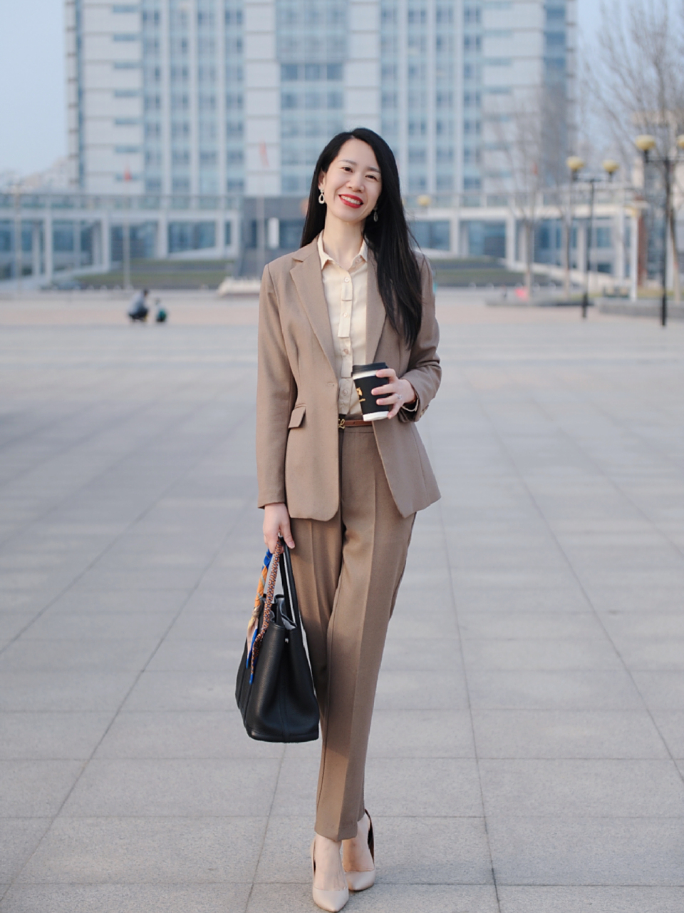 女生穿搭分享: 西服套搭配高跟鞋, 气质非凡