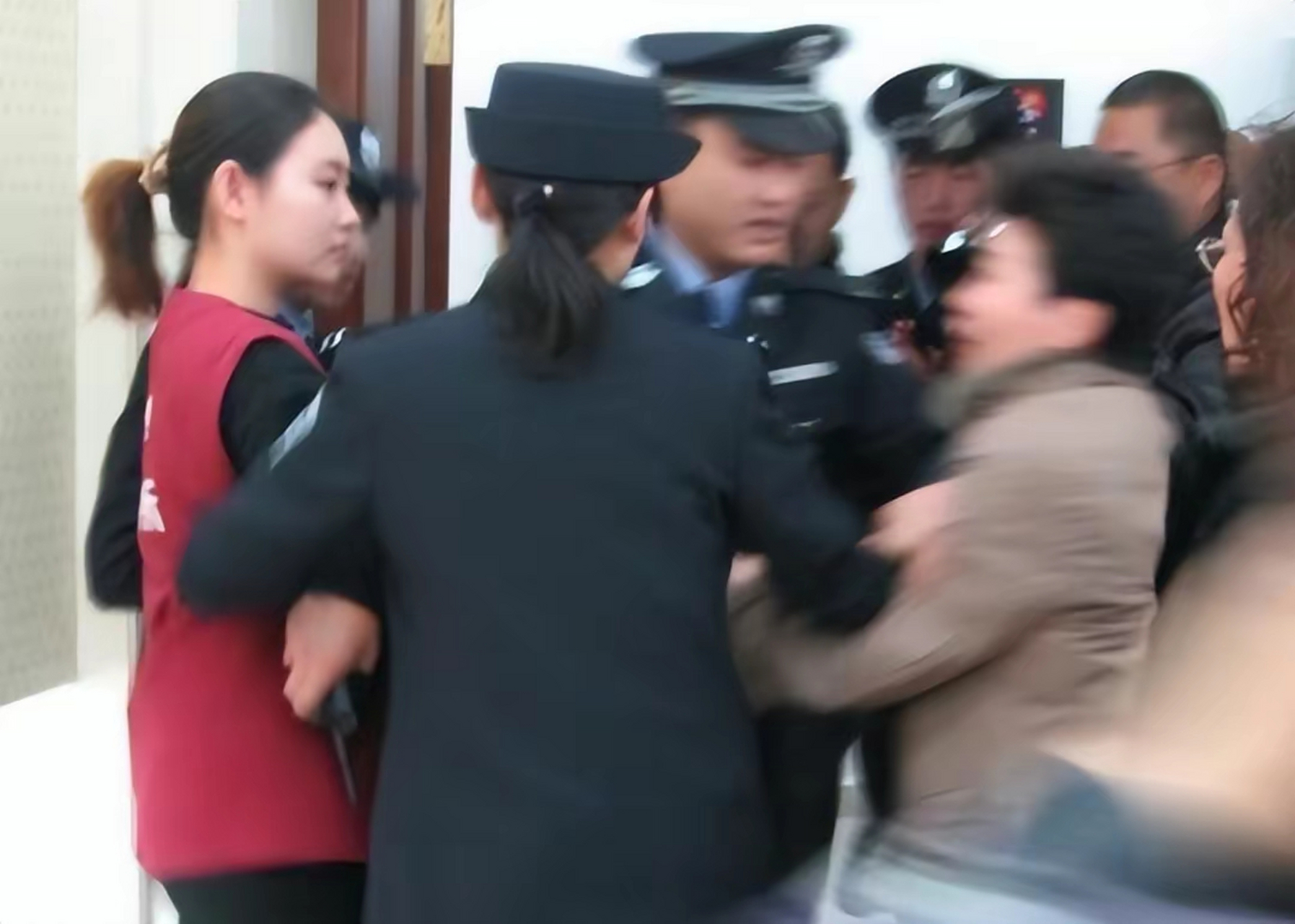 2006年,19岁的北京女模特张笑,为了"面子"给男友买保时捷,无知的她