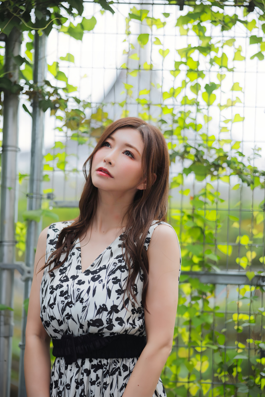 美女爱弓凉,成熟知性的大姐姐#娱乐# #美女