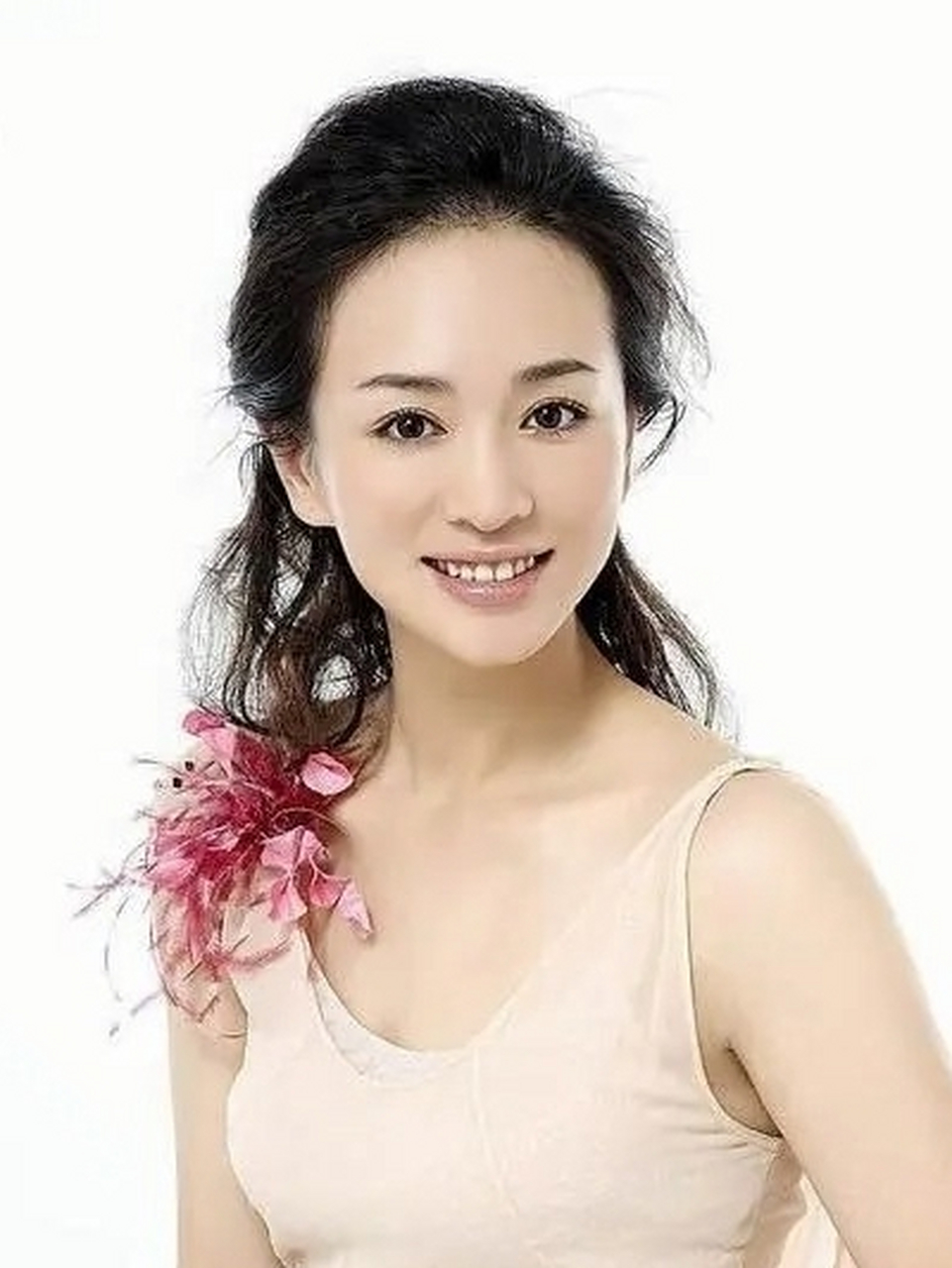 涓子大家不是很陌生,原名叫王慧娟,是一名演员,性格很开朗,笑容甜蜜