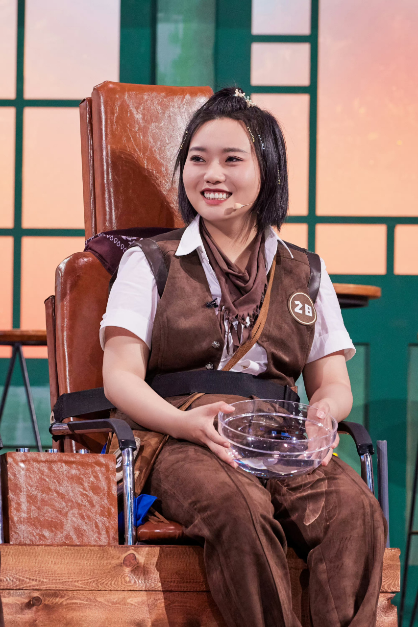 嚯!#李雪琴# 这几张图很有办公室领导的感觉~[爱你]