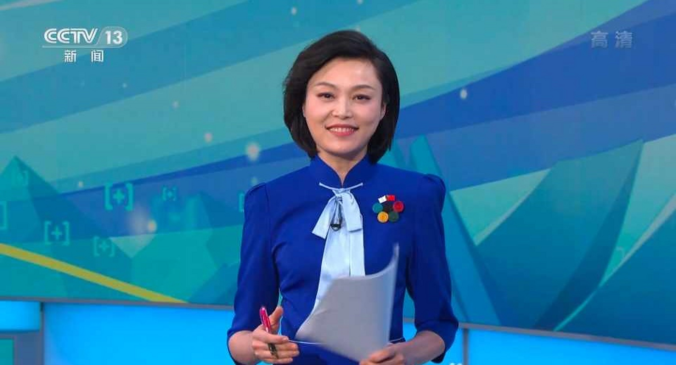 央视主持人王春潇,这身宝蓝色的裙子很好看有没有?