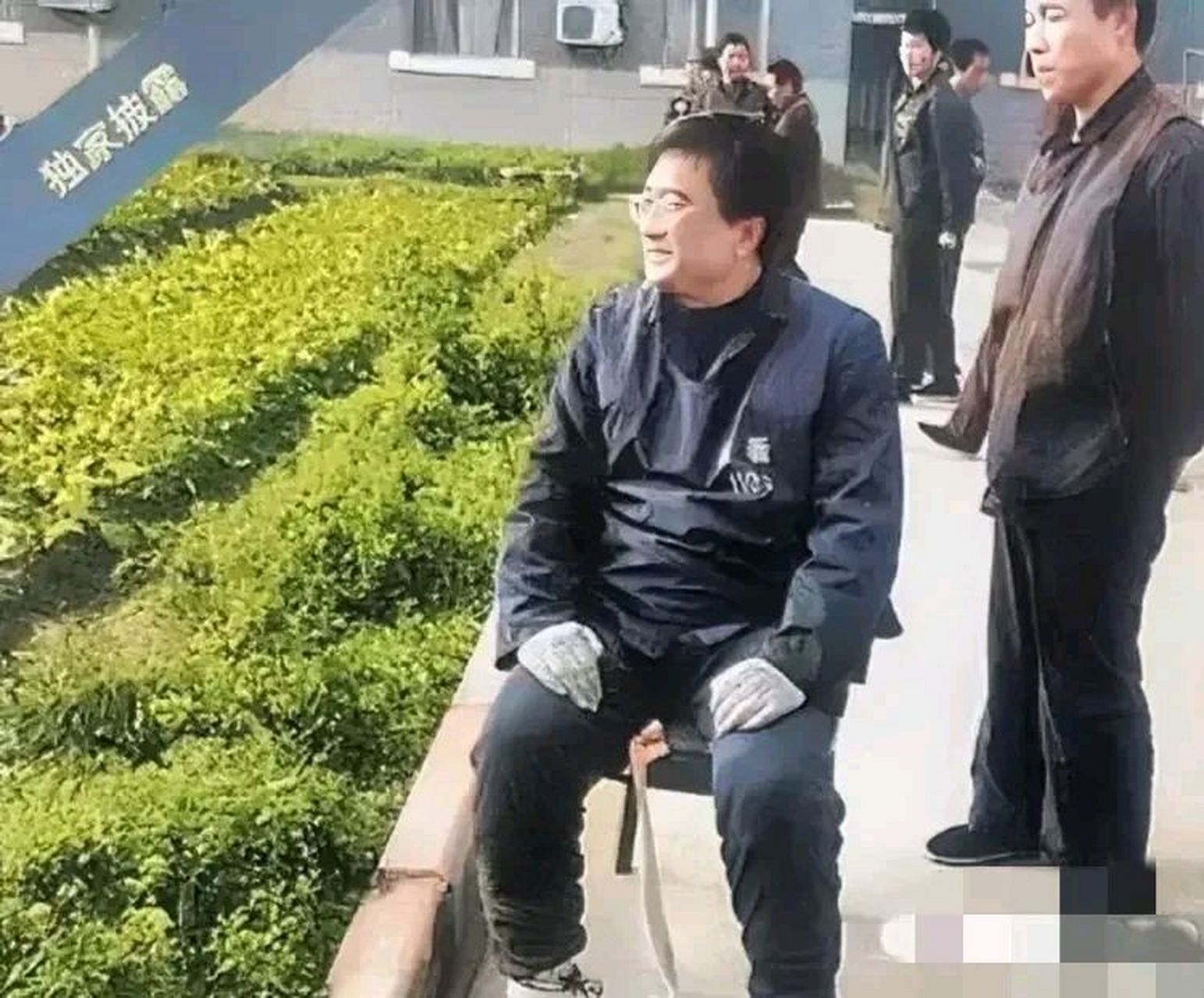 2001年,马向东被执行死刑前,一张罕见的留影,镜头中他坐在凳子上,目视