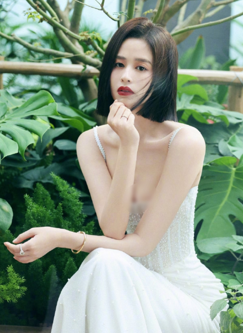 颖儿减肥后穿白色礼服秀成果,身板薄得让人羡慕不来,她明明胖过,也生