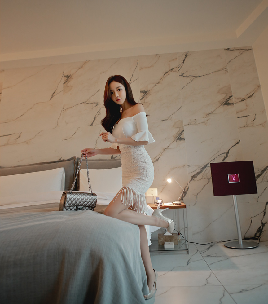 孙允珠:韩国女神,纯白低胸束腰包臀裙,动人心弦