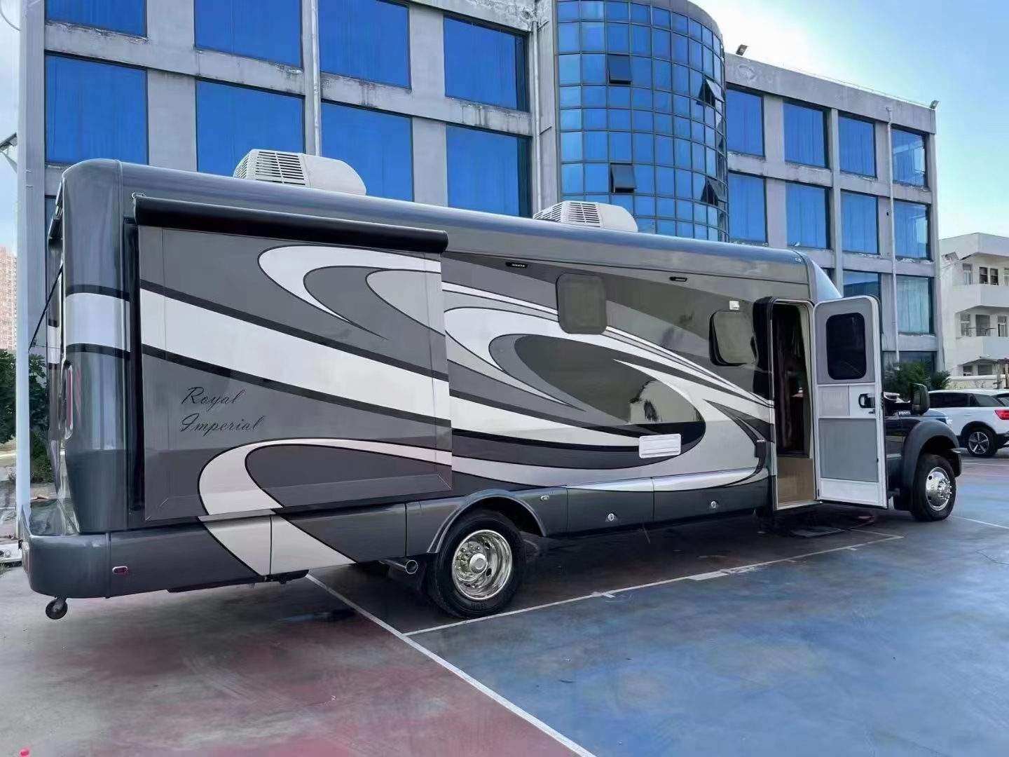 86万全款狠货来袭全新 福特f550 顶级房车20平米移动行宫