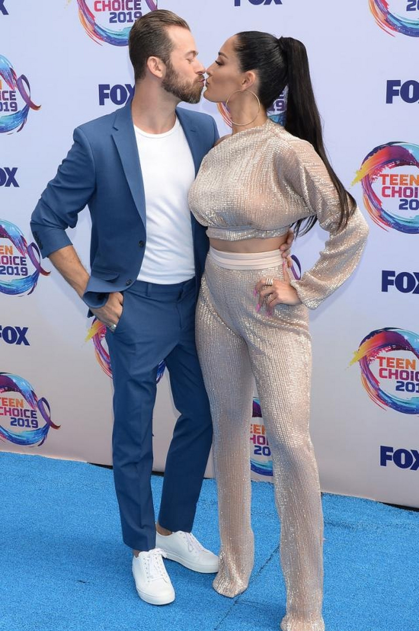 职业摔角运动员尼基·贝拉.