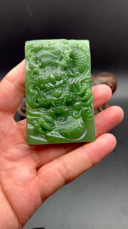 和田玉龙牌吊坠,男士的佩戴-度小视