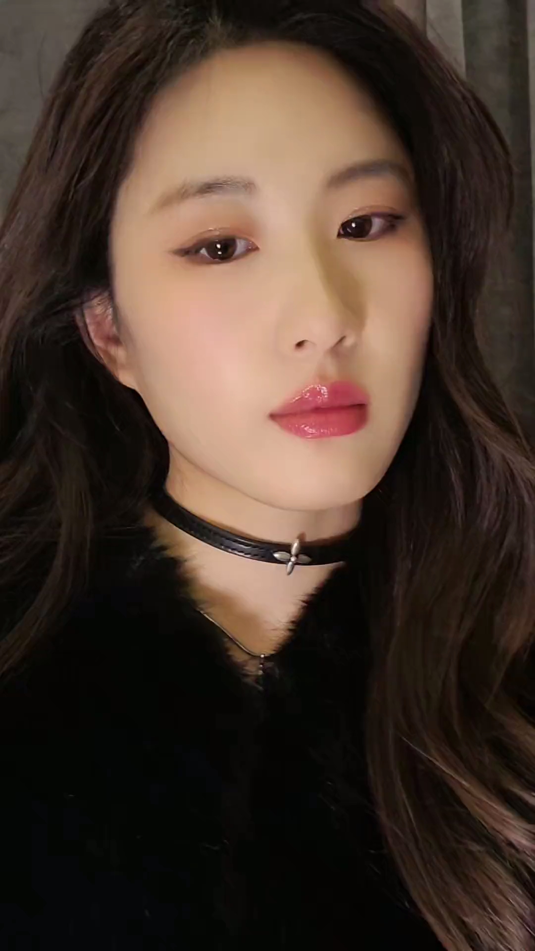 美女嘴唇饱满,看着很有福气