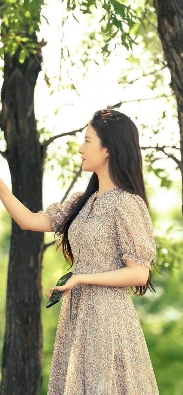 1,盛一伦迪丽热巴两人私下是有联系的,不过关系一般,联系也不频繁.