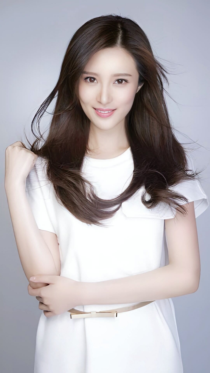 邬靖靖,1991年6月6日出生于浙江省诸暨市,中国内地影视女演员.