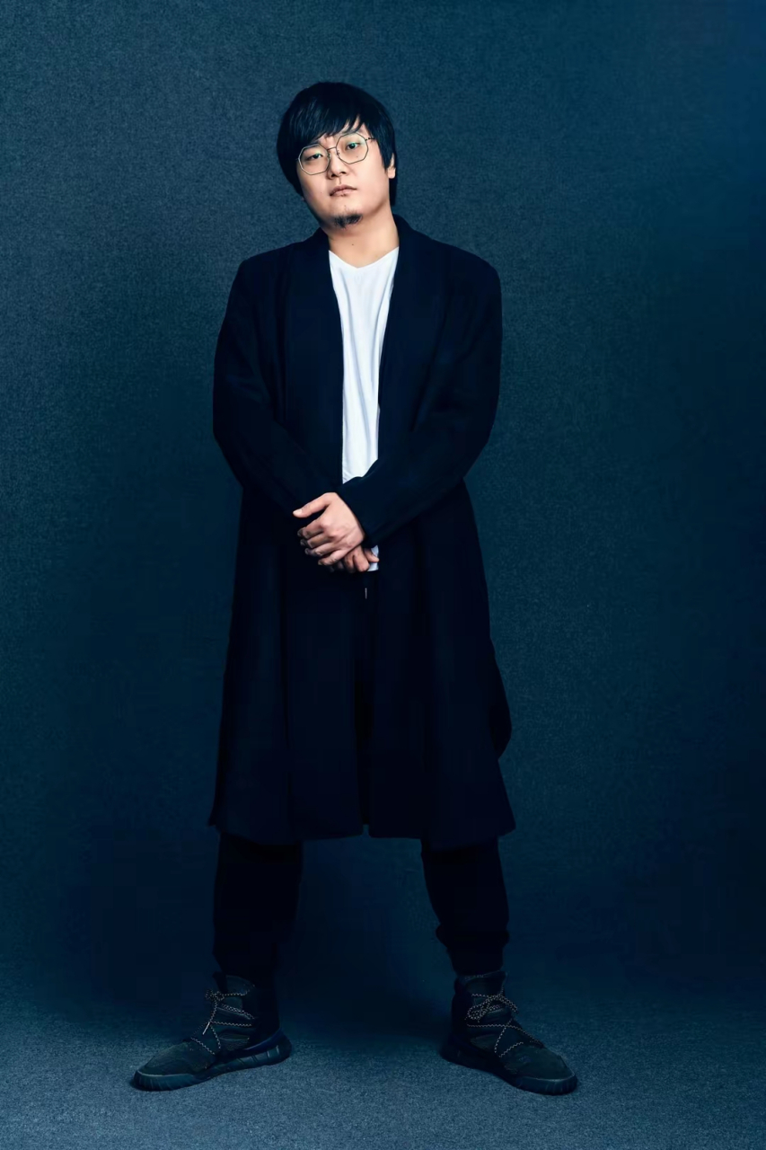 原来王建国真名叫康洪,是上海笑果文化传媒股东之一