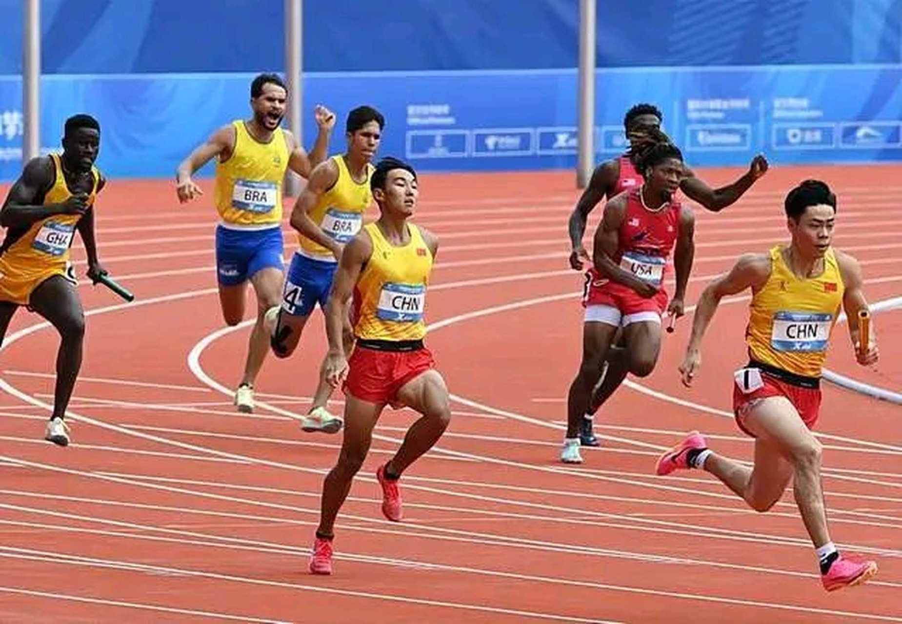 8月6日晚,成都大运会田径项目男子4乘100米接力决赛展开争夺,由陈冠峰