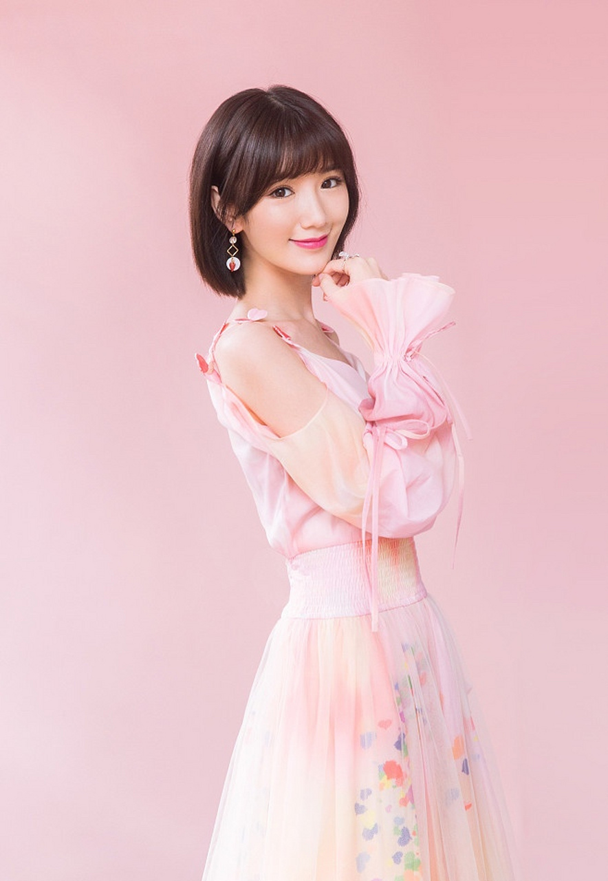 有人说,毛晓彤元气双马尾造型,一身黑色系搭配,又酷又甜,妥妥青春活力