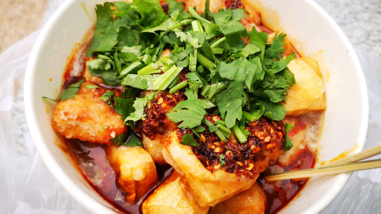 天津小吃街上最受欢迎的油炸臭豆腐脆皮,焦嫩臭香,太棒了!