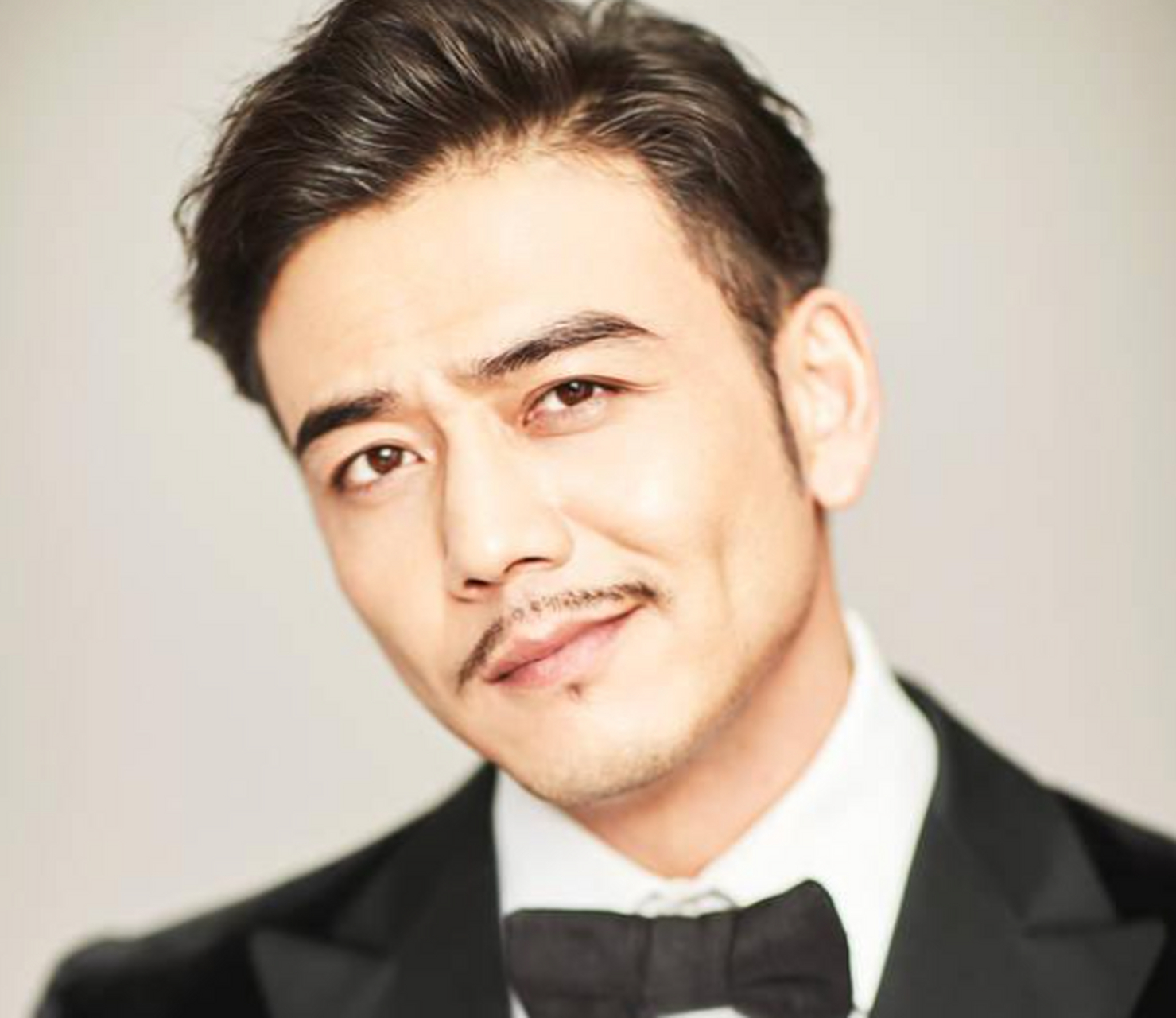 杨烁是一位备受瞩目的演员,他的演技备受肯定,但他的性格也备受争议.