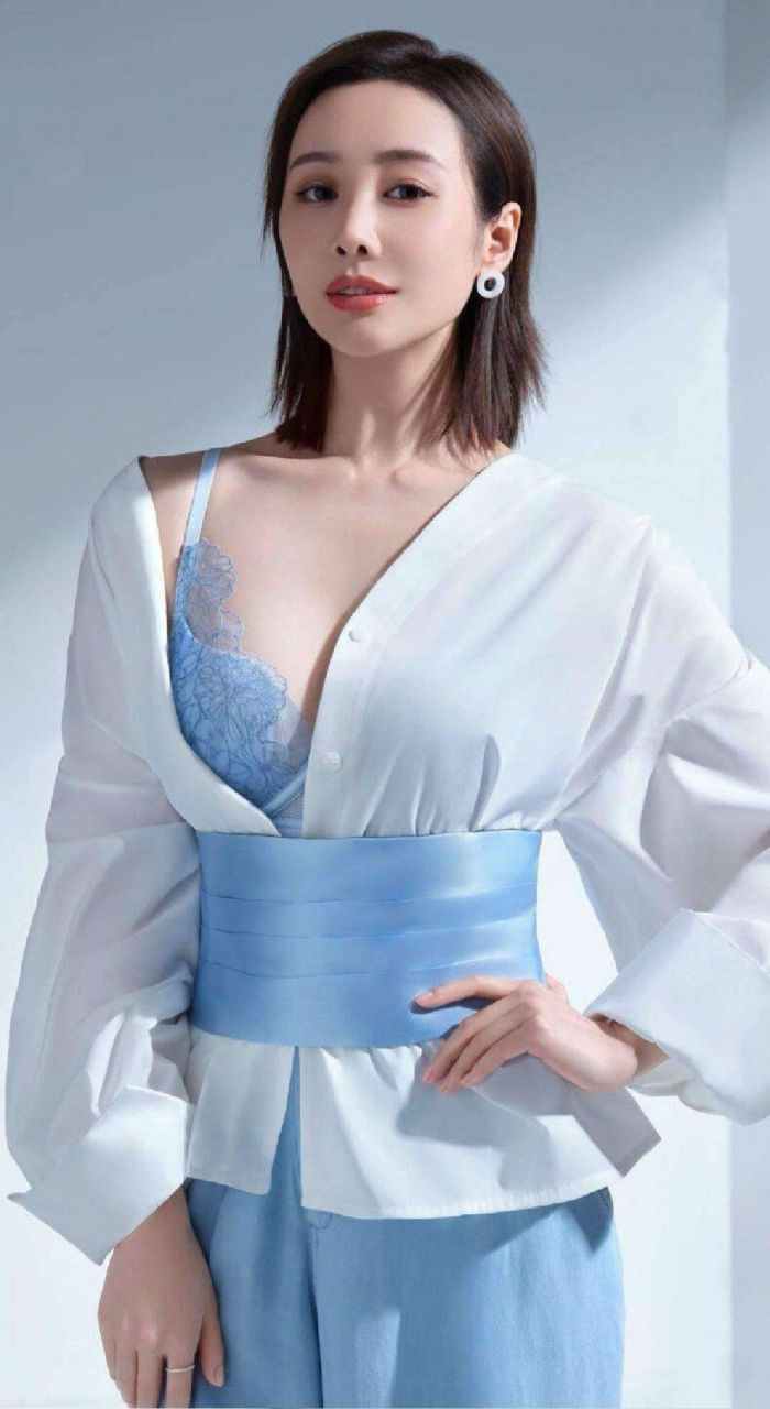 这是司理理吗[期待][期待]李纯不一样的风格哎[good][good]不过这套