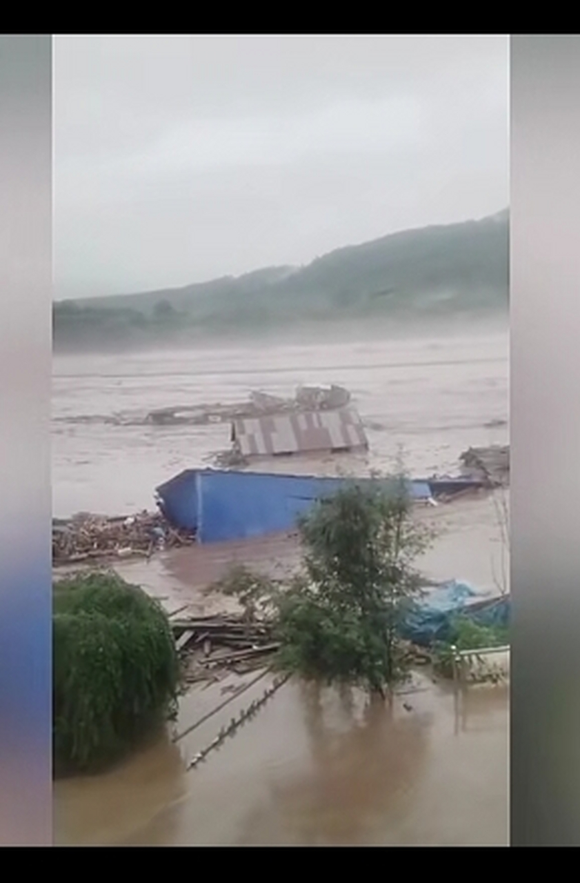 黑龙江牡丹江洪水严重,房子,车子和牲畜都被大水冲走,一片狼藉,之前从