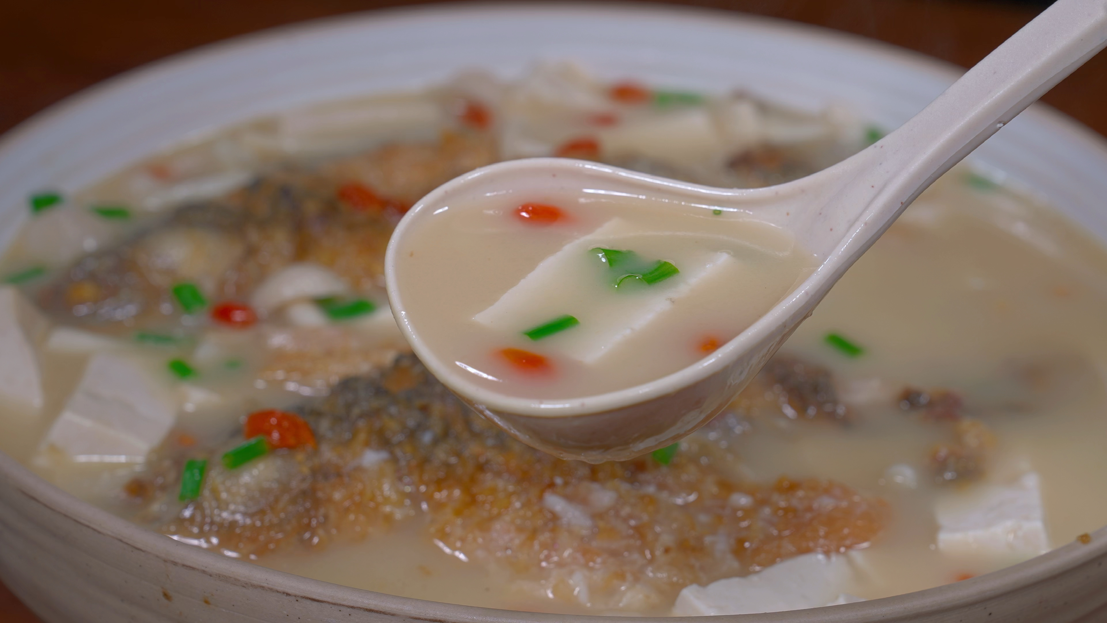 最近鲫鱼汤做法火了,分享一招,保证汤鲜味浓无腥味