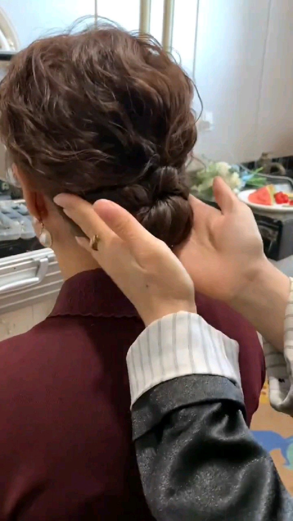 典礼开始之前~帮喜婆婆做个发型!