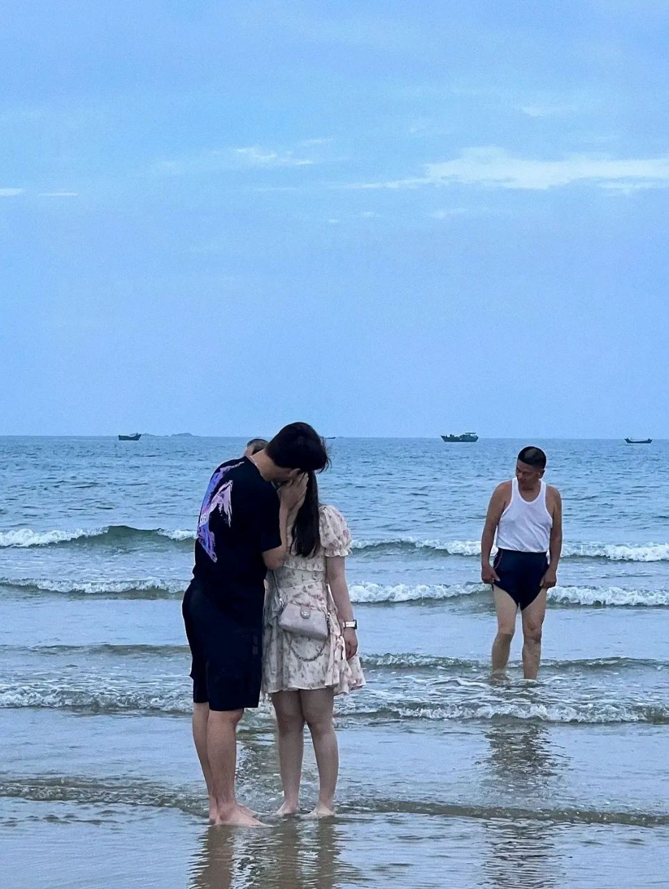 听说万能的抖友很会p图,麻烦帮我把旁边的大爷p掉,谢谢大家!