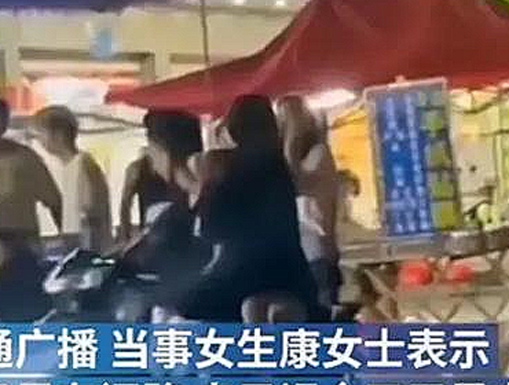 安徽阜阳:一女子在街上正走着.突然,一外国黑人男子向她靠近